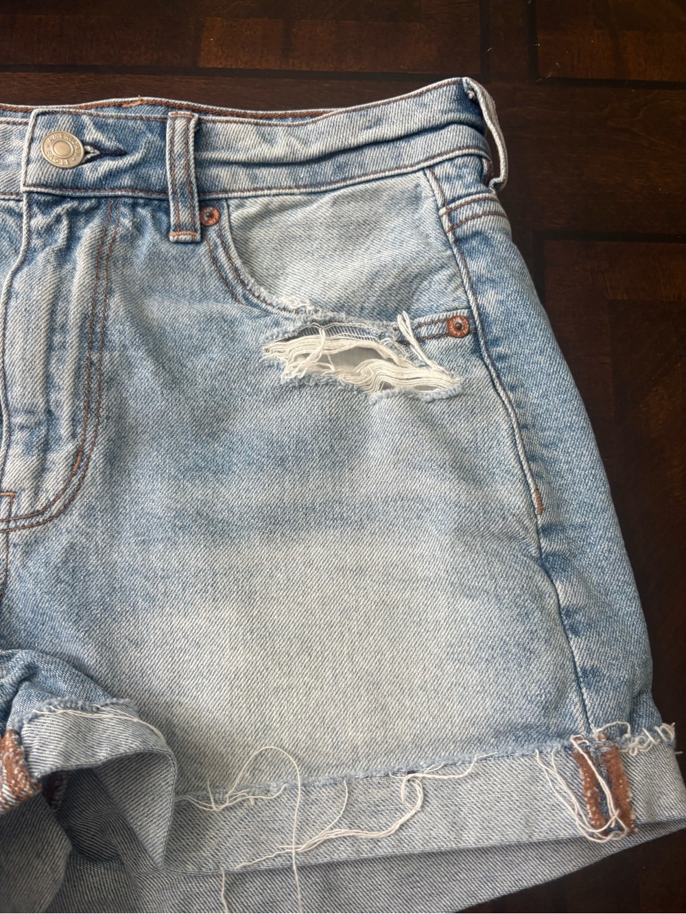 American Eagle Mom Denim Shorts Womens Size 2 Distressed Cuffed Light Wash - Picture 5 of 10